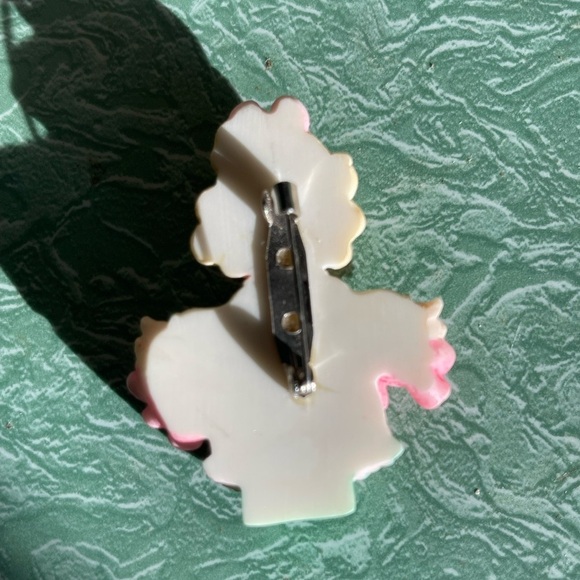 Vintage Precious Moments Brooch Pin Heart Garland Blonde Girl Dress - Picture 2 of 3